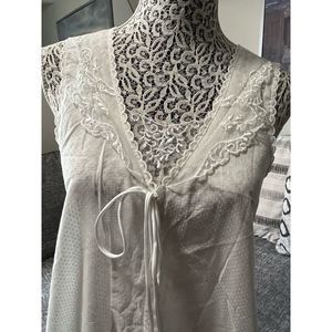 Amaretta night gown.  Lace trim top. Sz. M